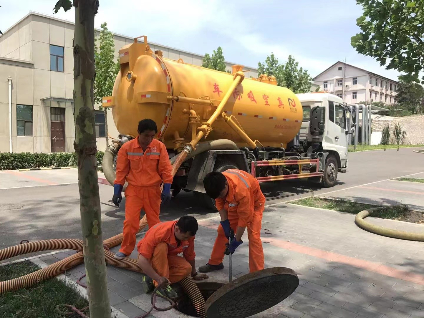 吉县管道疏通车停在窨井附近